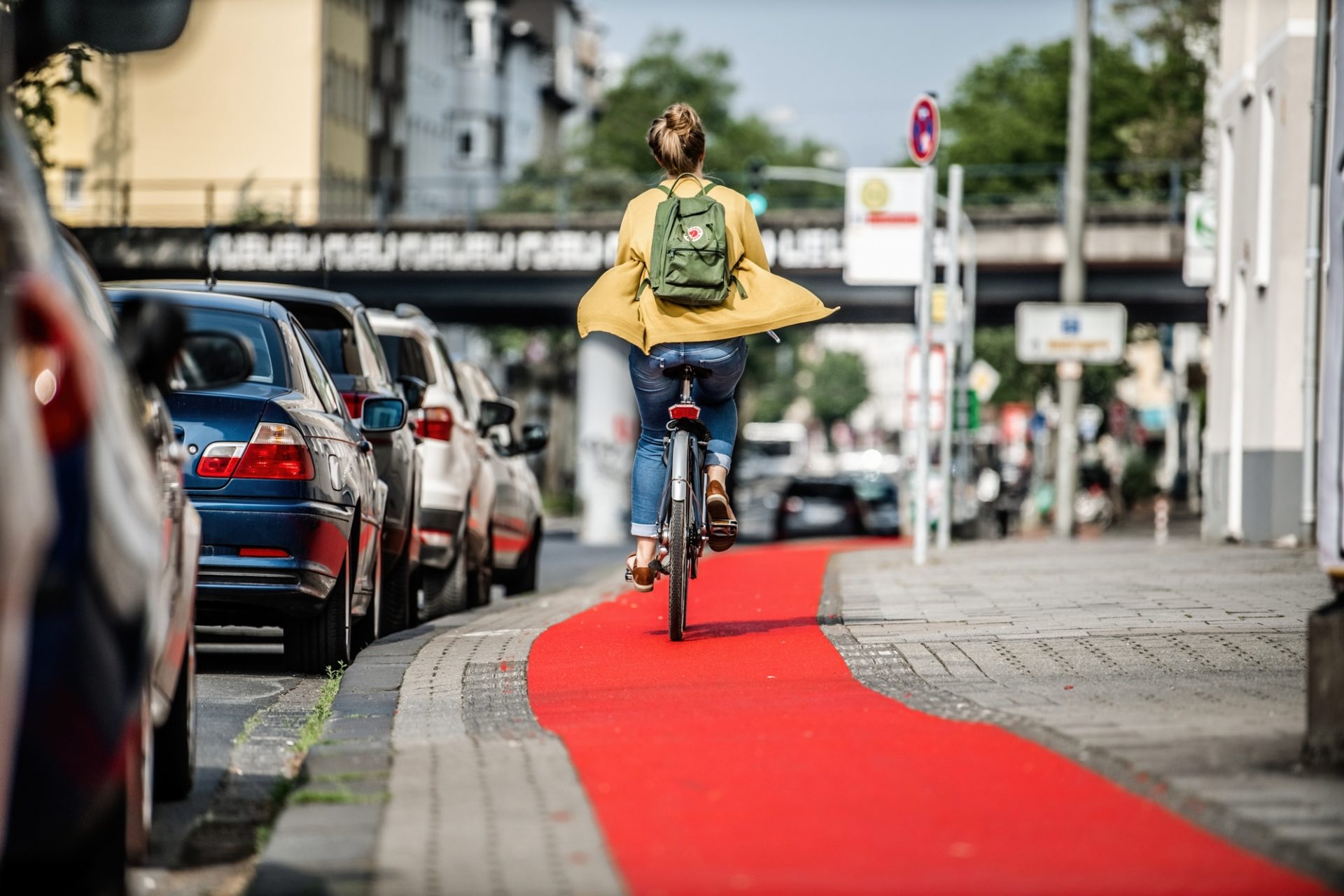 Die Teststrecke für den roten Radweg-Belag befindet sich an der Oberbilker Allee zwischen Hüttenstraße und dem S-Bahnhof Friedrichstadt. Foto: Andreas Endermann