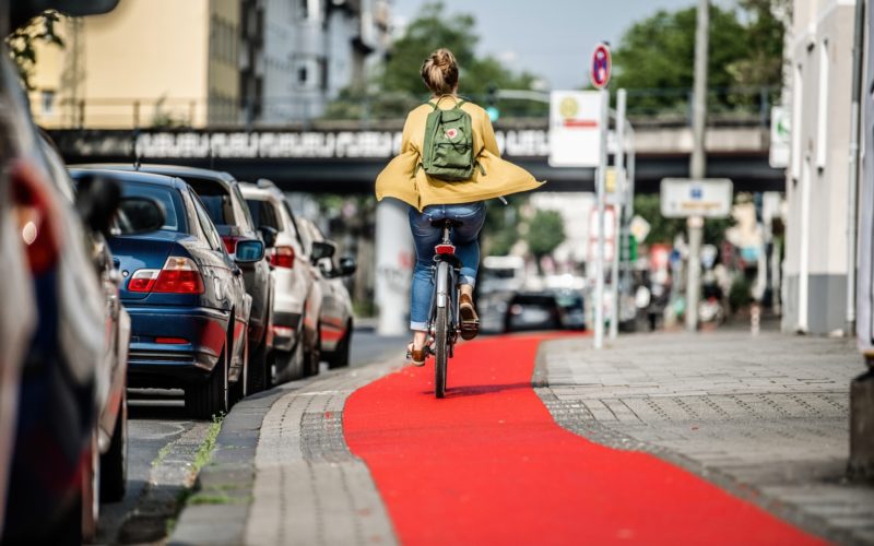 Die Teststrecke für den roten Radweg-Belag befindet sich an der Oberbilker Allee zwischen Hüttenstraße und dem S-Bahnhof Friedrichstadt. Foto: Andreas Endermann