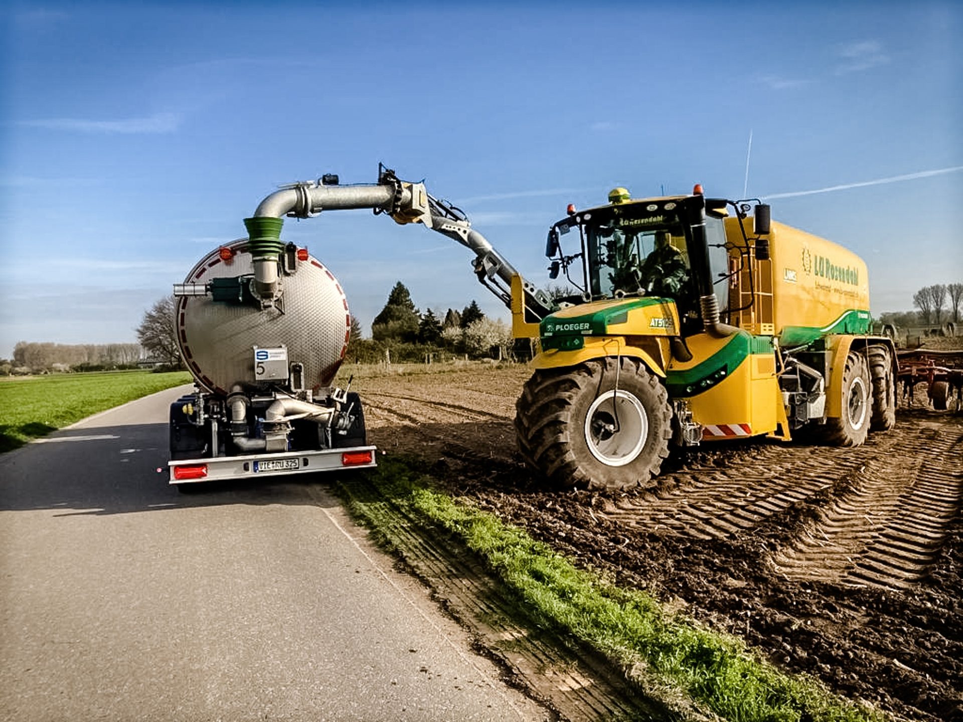 Gülle wird in die Landmaschine gepumpt und dann über ein System von Düsen in den Boden gepresst. Das Foto hat Hans Onkelbach in Büderich, Nahe der Stadtgrenze Düsseldorf, gemacht.