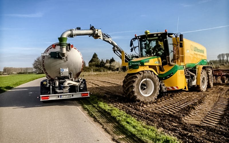 Gülle wird in die Landmaschine gepumpt und dann über ein System von Düsen in den Boden gepresst. Das Foto hat Hans Onkelbach in Büderich, Nahe der Stadtgrenze Düsseldorf, gemacht.