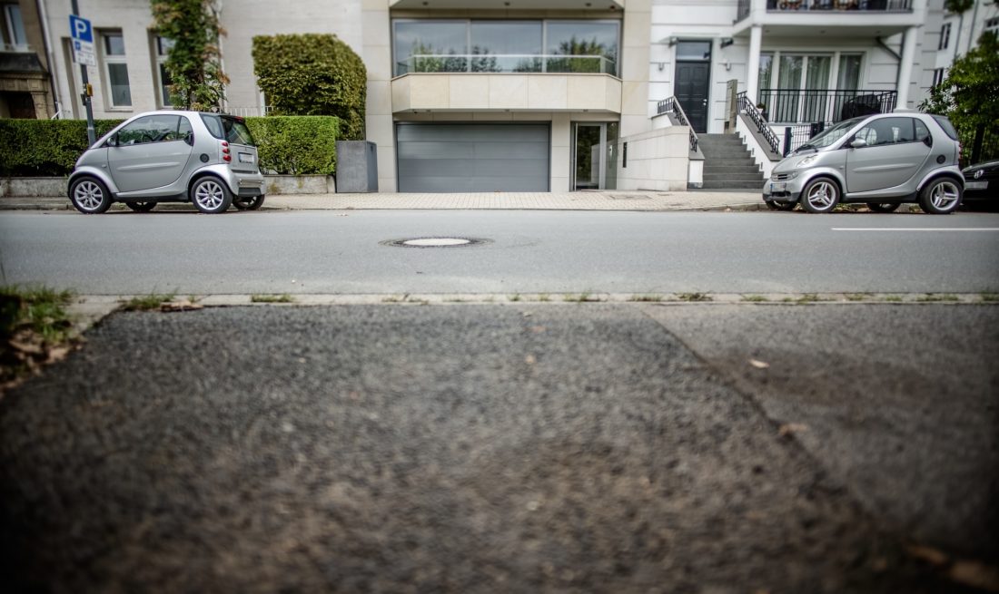 Zwei Autos als Poller - in einer der besten Wohnlagen Düsseldorfs sichern die beiden Starts die ausreichende Zufahrt zur Tiefgarage. Foto: Andreas Endermann
