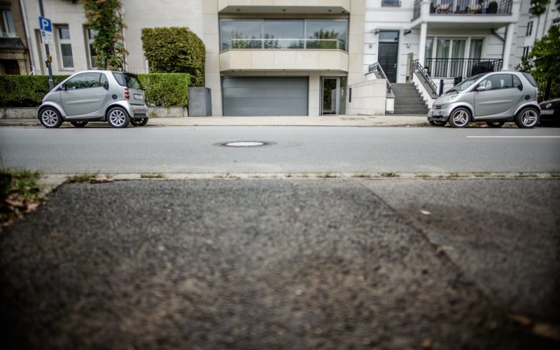 Zwei Autos als Poller - in einer der besten Wohnlagen Düsseldorfs sichern die beiden Starts die ausreichende Zufahrt zur Tiefgarage. Foto: Andreas Endermann