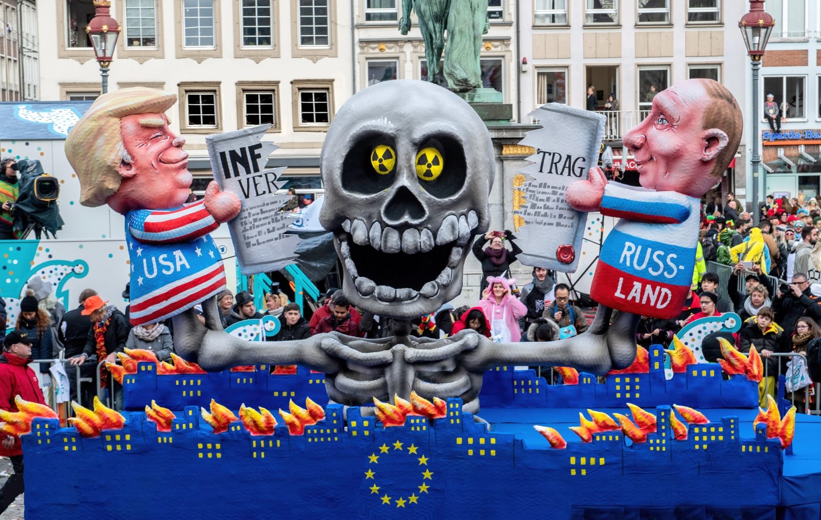 Jacques Tilly Mottowagen Putin Trump