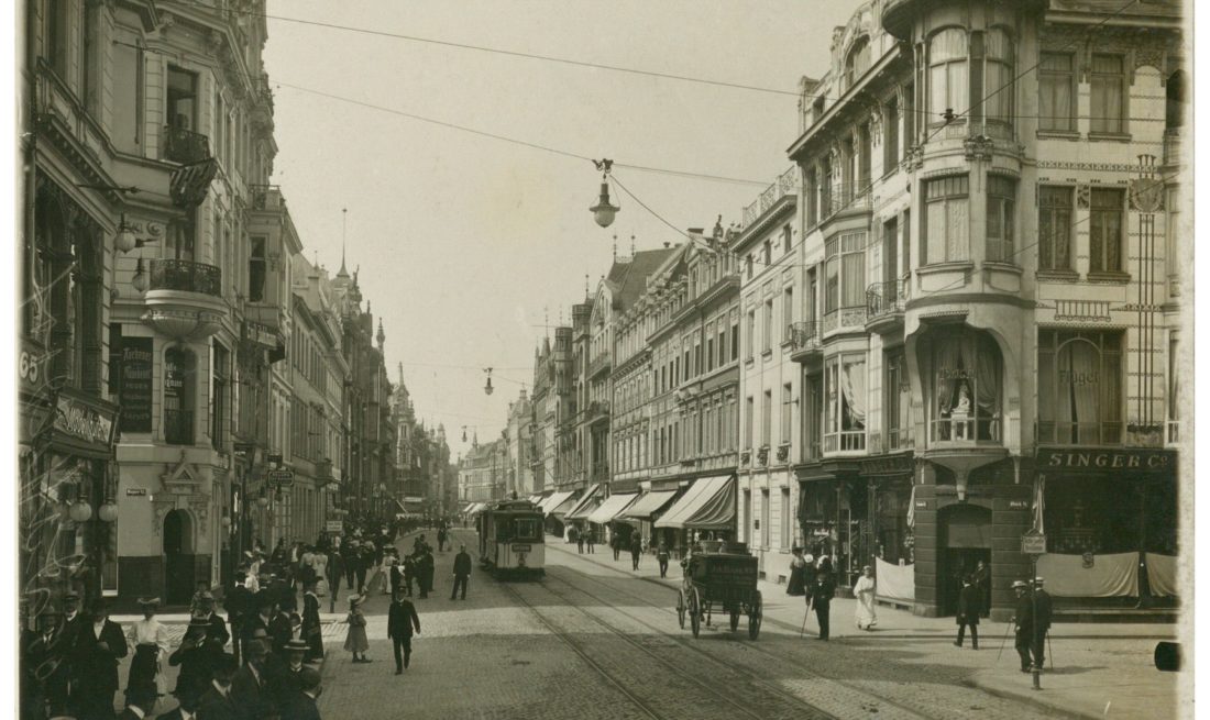 Schadowstraße in Höhe der Kreuzung Bleichstraße (r.) und Wagnerstraße mit Blick nach Westen. Foto Peter Hubert Höltgen, 1909