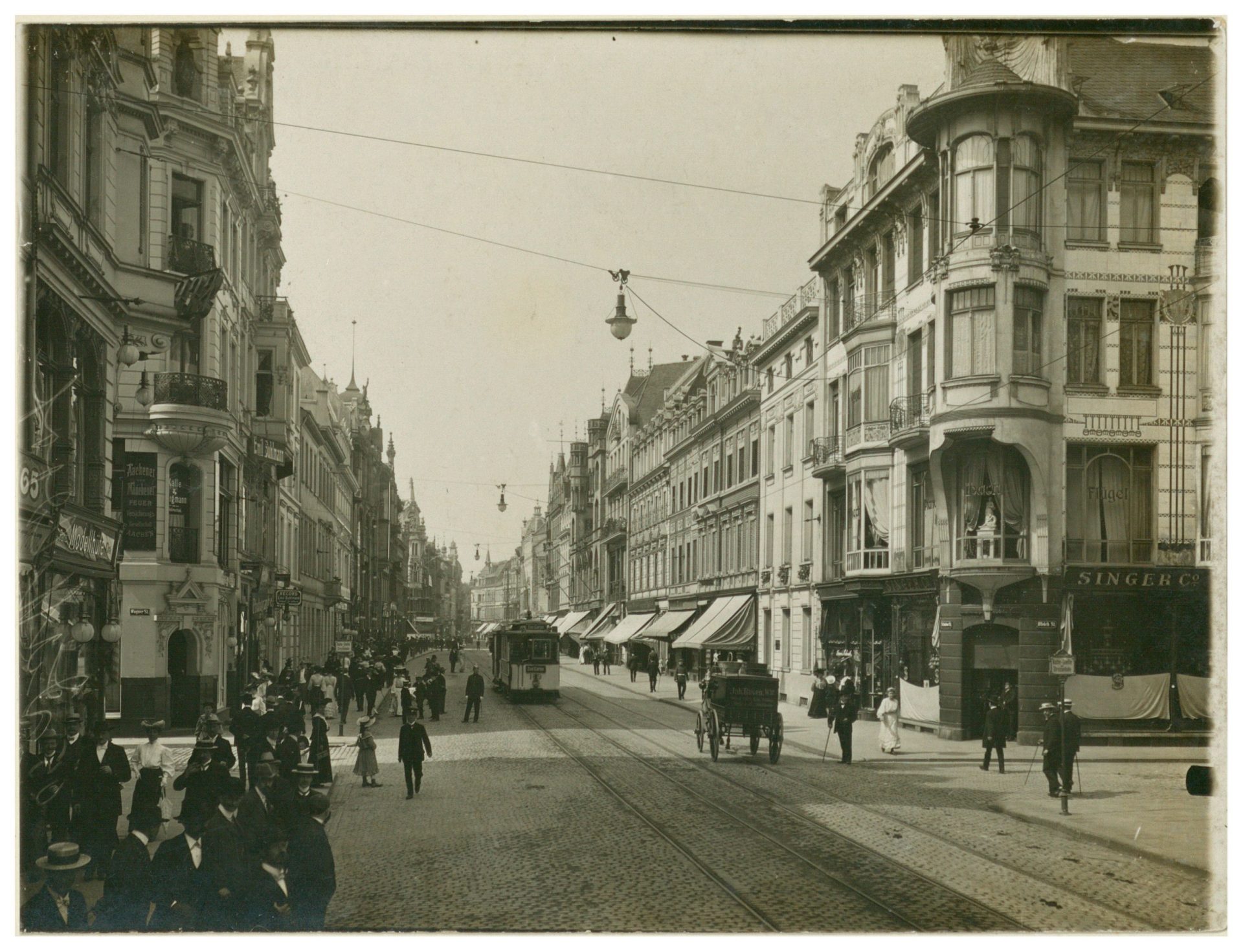Schadowstraße in Höhe der Kreuzung Bleichstraße (r.) und Wagnerstraße mit Blick nach Westen. Foto Peter Hubert Höltgen, 1909