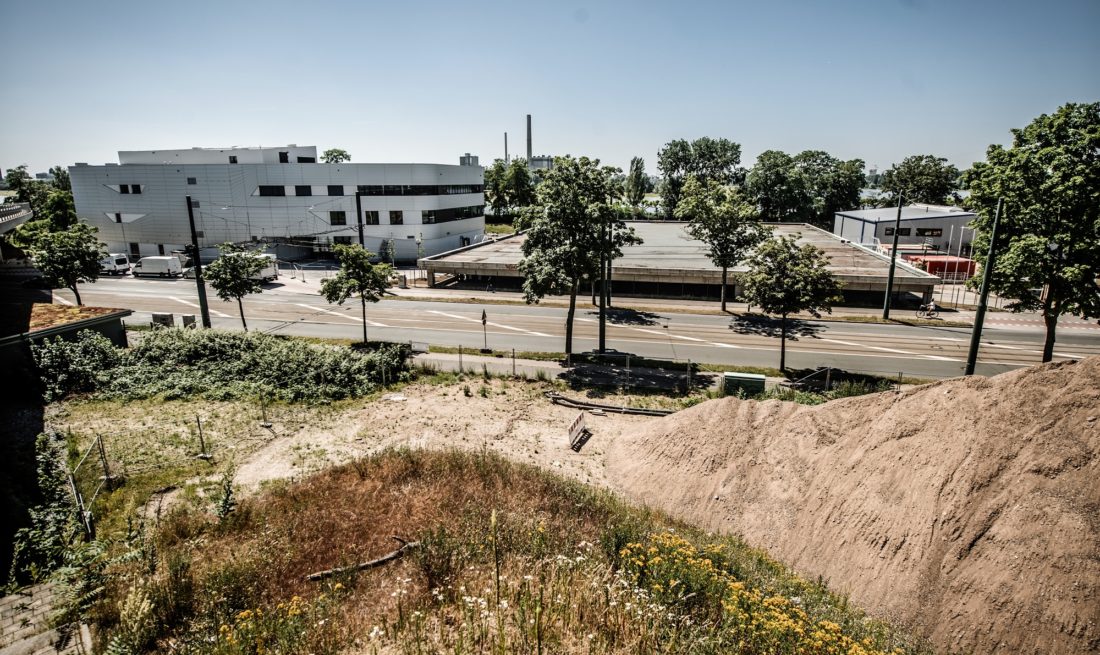 Das besondere Spielfeld entsteht rechts auf dem Dach des Parkdecks. Links ist das neue Schwimmbad des Linksrheinischen zu sehen. Foto: Andreas Endermann