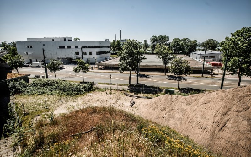 Das besondere Spielfeld entsteht rechts auf dem Dach des Parkdecks. Links ist das neue Schwimmbad des Linksrheinischen zu sehen. Foto: Andreas Endermann