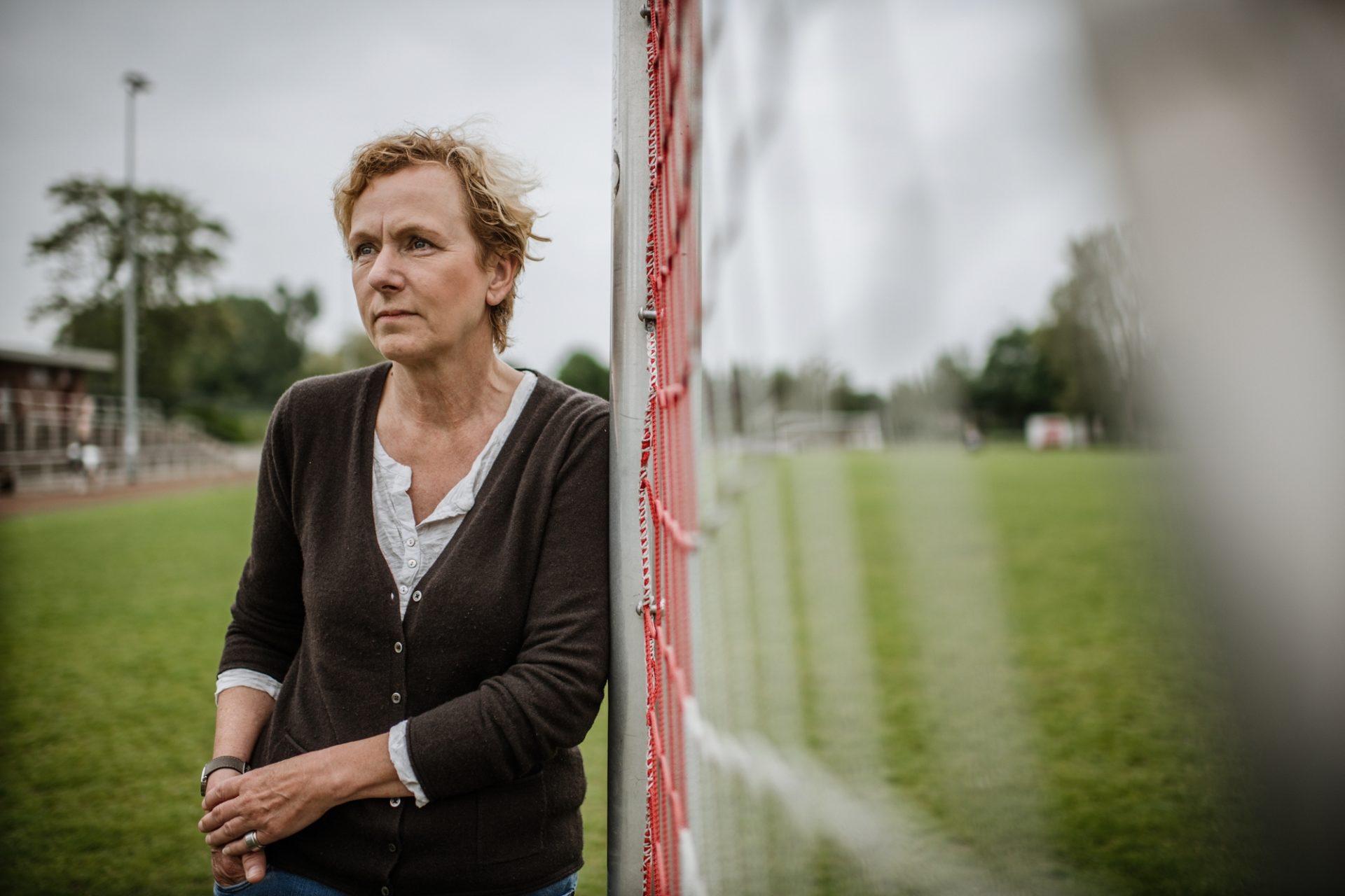 Ute Groth, Vorsitzende von Tusa 06, auf dem Platz des Vereins an der Fleher Straße. Foto: Andreas Endermann