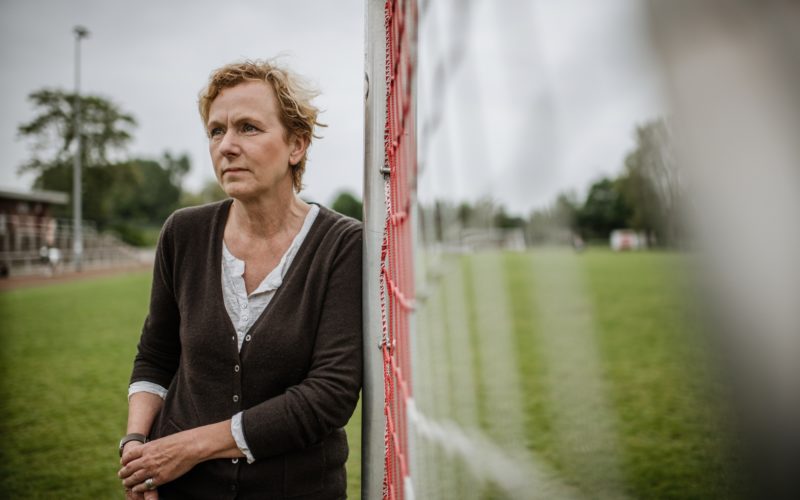 Ute Groth, Vorsitzende von Tusa 06, auf dem Platz des Vereins an der Fleher Straße. Foto: Andreas Endermann