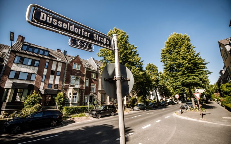 Auch Düsseldorf hat eine Düsseldorfer Straße - in Oberkassel. Foto: Andreas Endermann