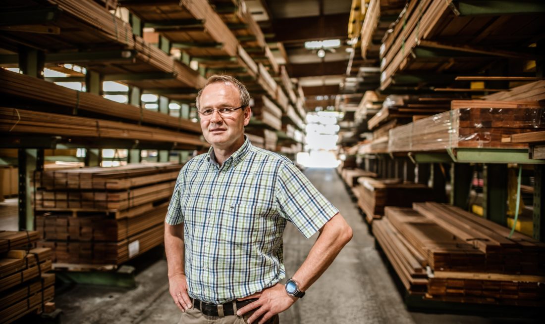 Benedikt Hüttemann im Lager seines Holzhandels in Düsseldorf-Oberbilk. Foto: Andreas Endermann
