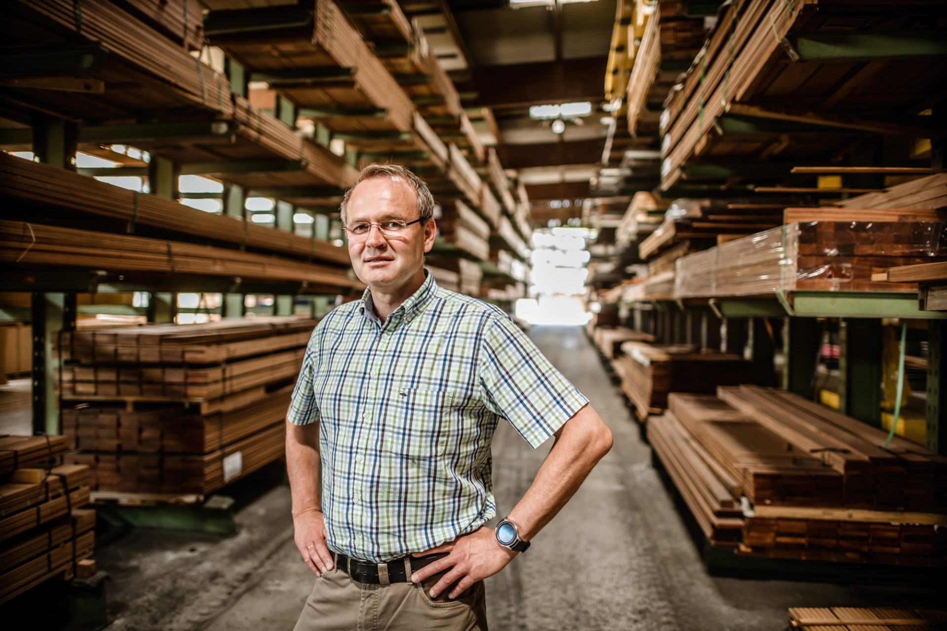 Benedikt Hüttemann im Lager seines Holzhandels in Düsseldorf-Oberbilk. Foto: Andreas Endermann