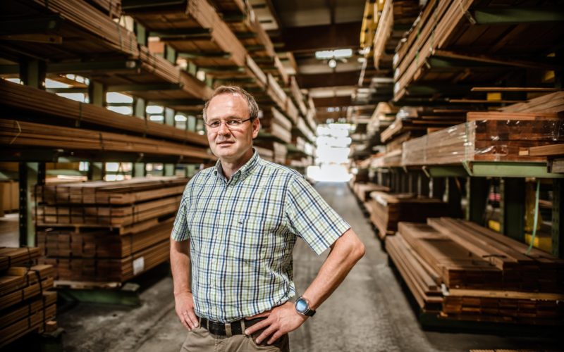 Benedikt Hüttemann im Lager seines Holzhandels in Düsseldorf-Oberbilk. Foto: Andreas Endermann