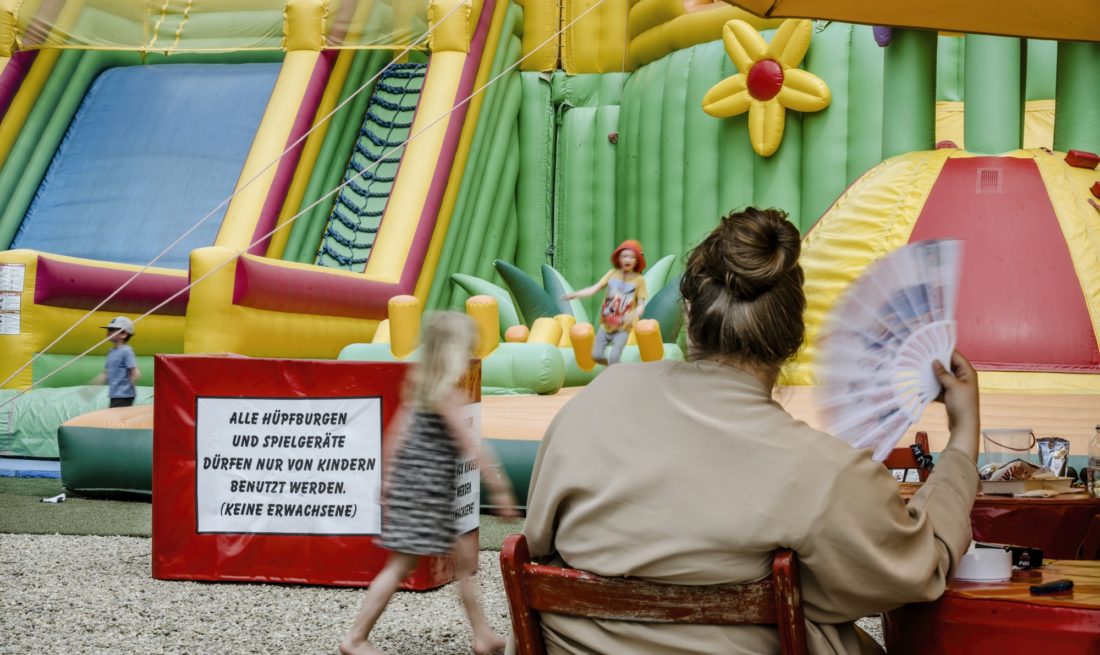 Hüpfburgenland in Düsseldorf auf dem Staufenplatz