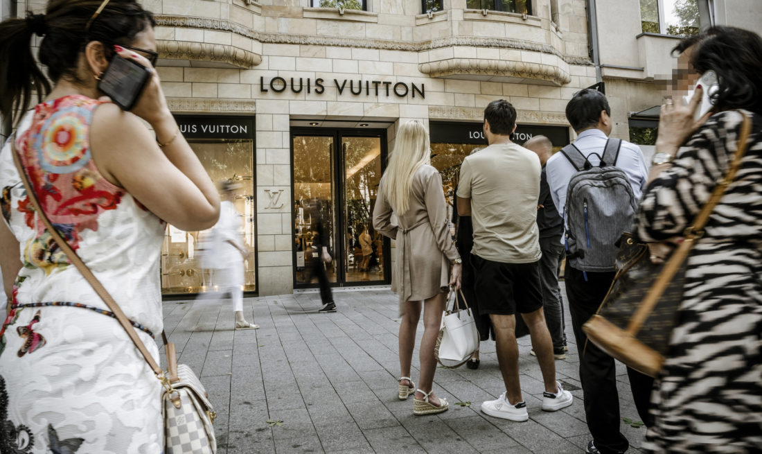 Schlange vor Louis Vuitton
