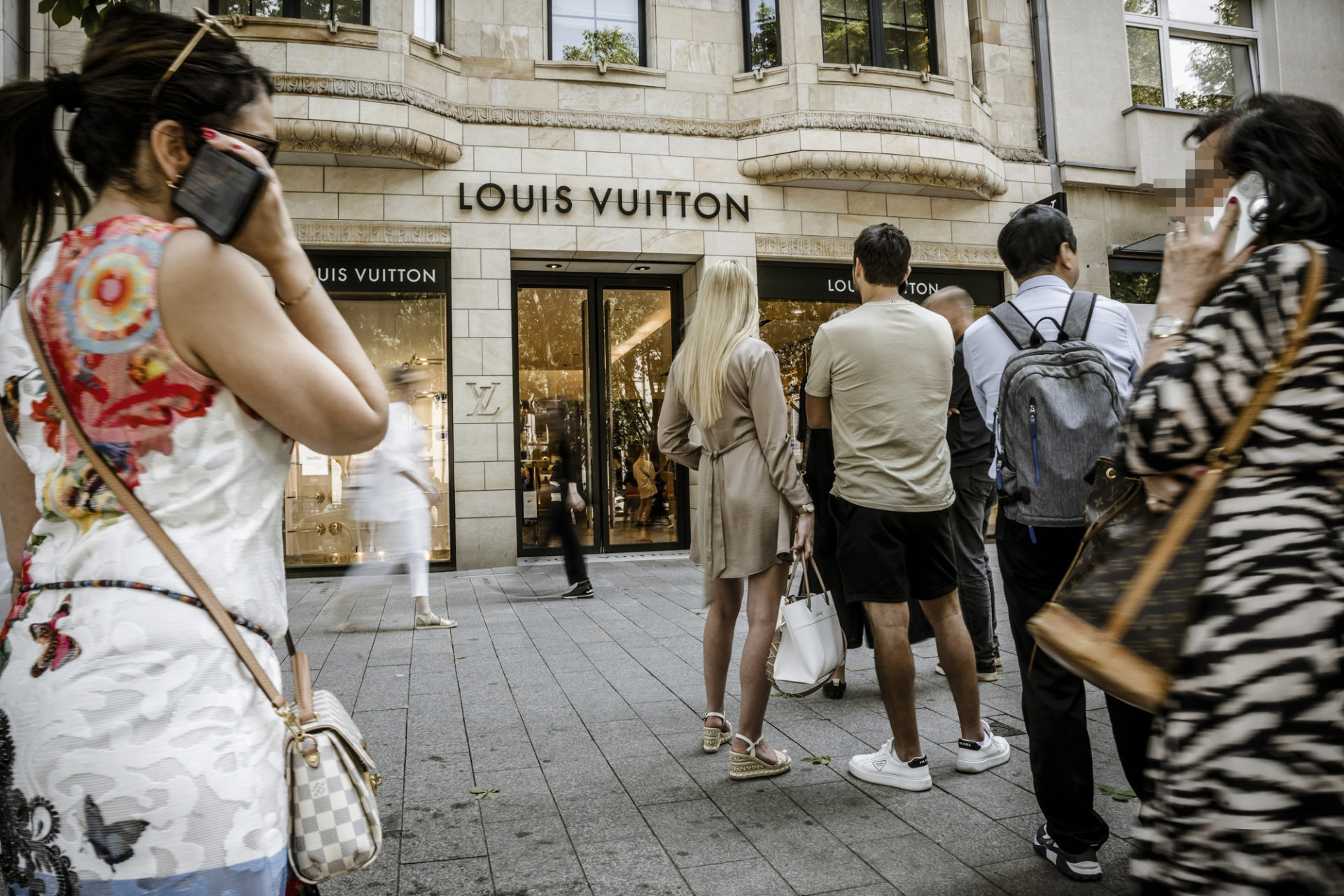 Schlange vor Louis Vuitton