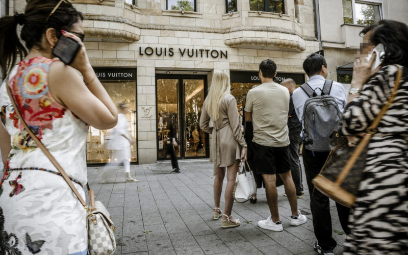 Schlange vor Louis Vuitton