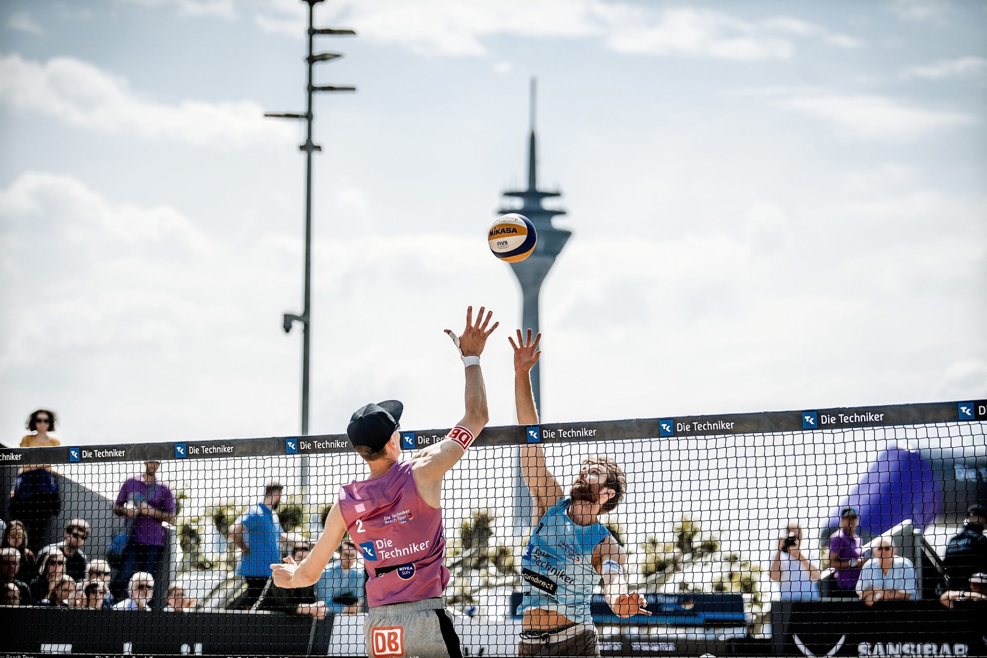 Beachvolleyball hat unter den Trendsportarten die bisher größte Entwicklung in Düsseldorf gemacht. Das hier abgebildete Turnier fand 2019 auf dem Burgplatz statt. Foto: Andreas Endermann