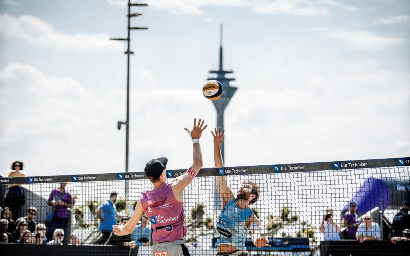 Beachvolleyball hat unter den Trendsportarten die bisher größte Entwicklung in Düsseldorf gemacht. Das hier abgebildete Turnier fand 2019 auf dem Burgplatz statt. Foto: Andreas Endermann