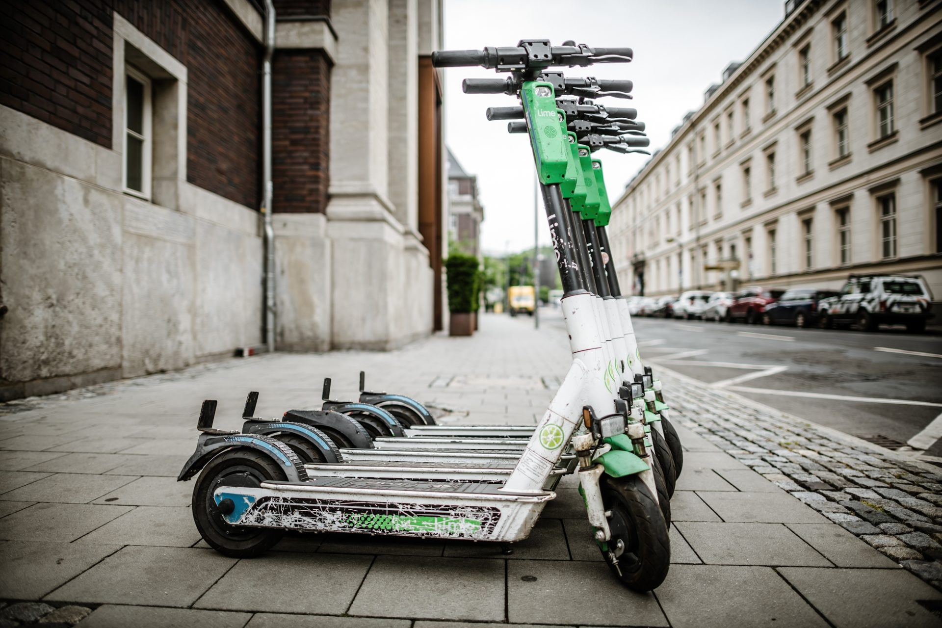 E-Scooter auf der Mühlenstraße in der Altstadt. Schön ordentlich abgestellt. Das ist eher die Ausnahme. Foto: Andreas Endermann