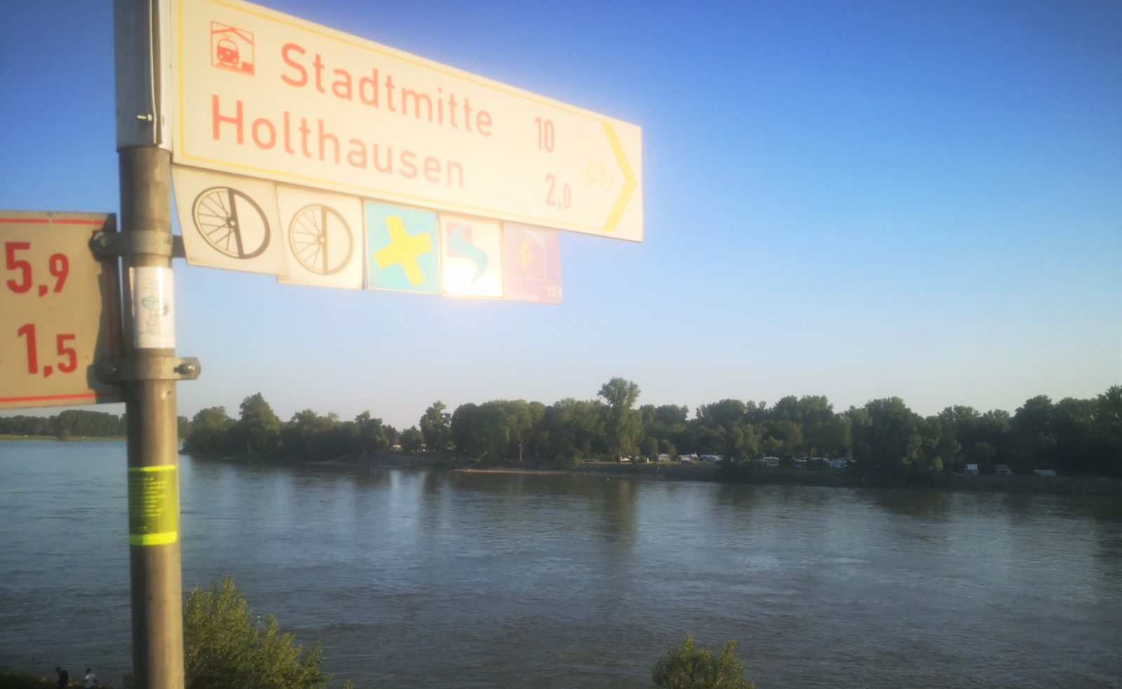 Auf Höhe der Seitenstraße „Schöne Aussicht“ trifft die Benrather Linie auf den Rhein. Foto: Sebastian Brück