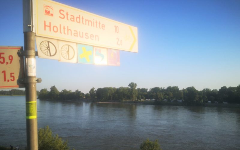 Auf Höhe der Seitenstraße „Schöne Aussicht“ trifft die Benrather Linie auf den Rhein. Foto: Sebastian Brück