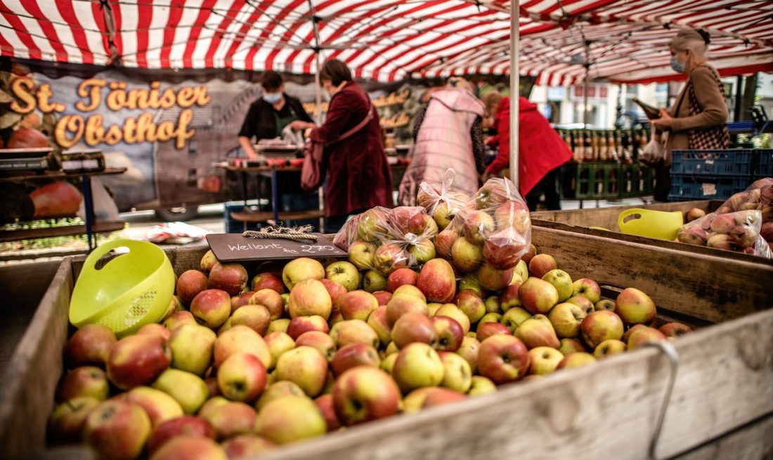 Typisch für einen Bauernmarkt: Die Äpfel sind nicht in Plastik eingeschweißt und genormt, sondern sie locken mit ihrer vollen, natürlichen Pracht. In der Stadt liebt man diese Märkte mit Produkten ausschließlich aus der Region. Foto: Andreas Endermann