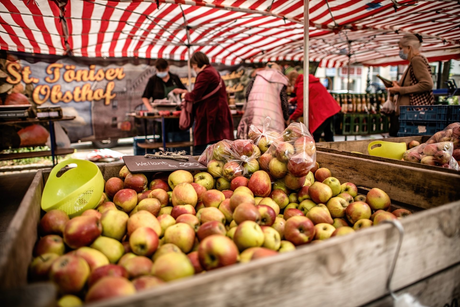 Typisch für einen Bauernmarkt: Die Äpfel sind nicht in Plastik eingeschweißt und genormt, sondern sie locken mit ihrer vollen, natürlichen Pracht. In der Stadt liebt man diese Märkte mit Produkten ausschließlich aus der Region. Foto: Andreas Endermann