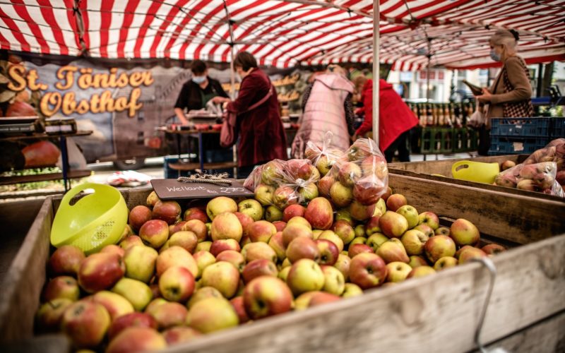Typisch für einen Bauernmarkt: Die Äpfel sind nicht in Plastik eingeschweißt und genormt, sondern sie locken mit ihrer vollen, natürlichen Pracht. In der Stadt liebt man diese Märkte mit Produkten ausschließlich aus der Region. Foto: Andreas Endermann