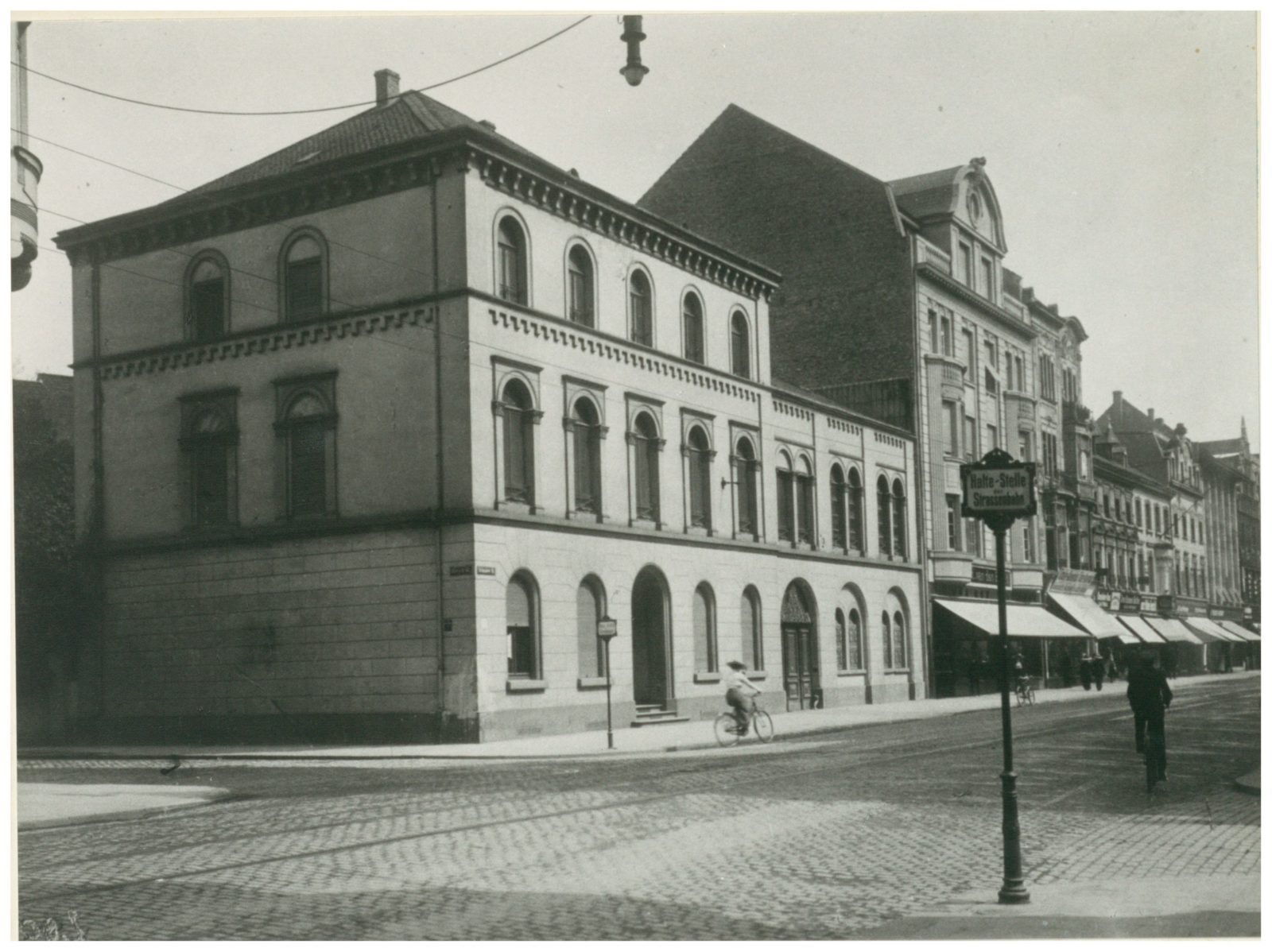 schadowstrasse-52-ecke-bleichstrasse-schadow-bzw.-achenbach-wohnhaus-mit-angrenzender-bebauung-noch-osten-somit-auch-haus-nr.-60.-fotograf-julius-soehn-um-1900