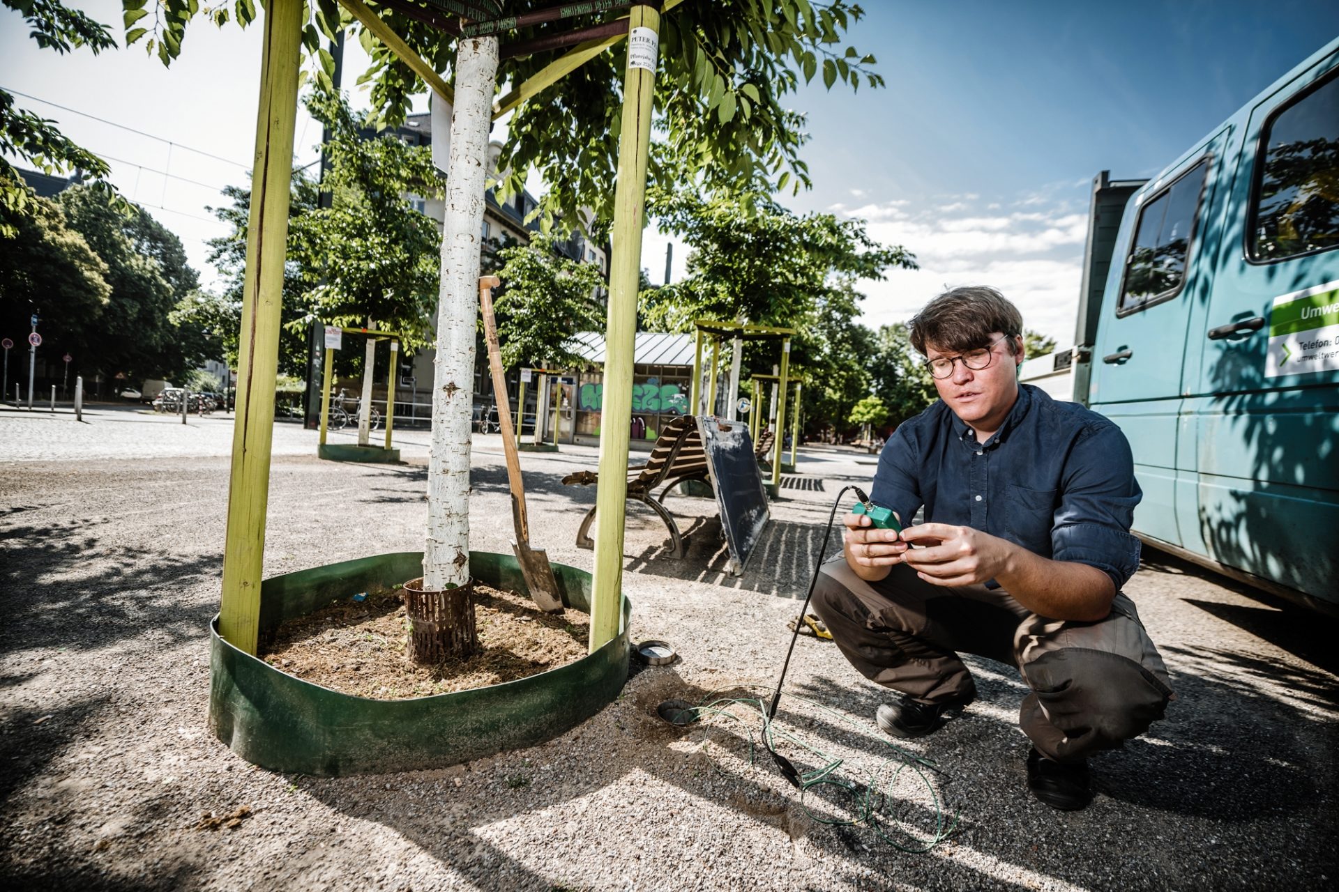 Sascha Ronsdorf-Beer vom Gartenamt sieht auf seinem Messgerät, wie feucht es an verschiedenen Stellen unter der Erde ist. Foto: Andreas Endermann