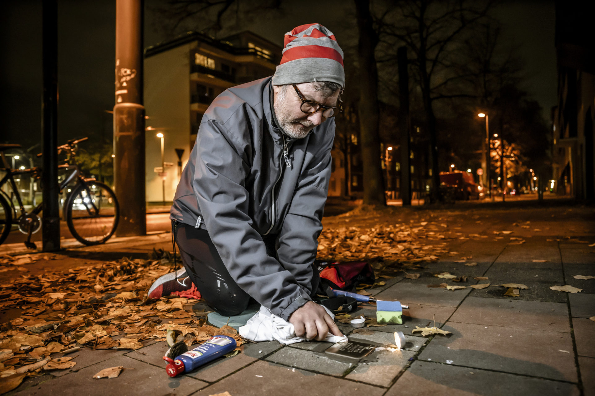 Martin Kreitzberg reinigt Stolpersteine