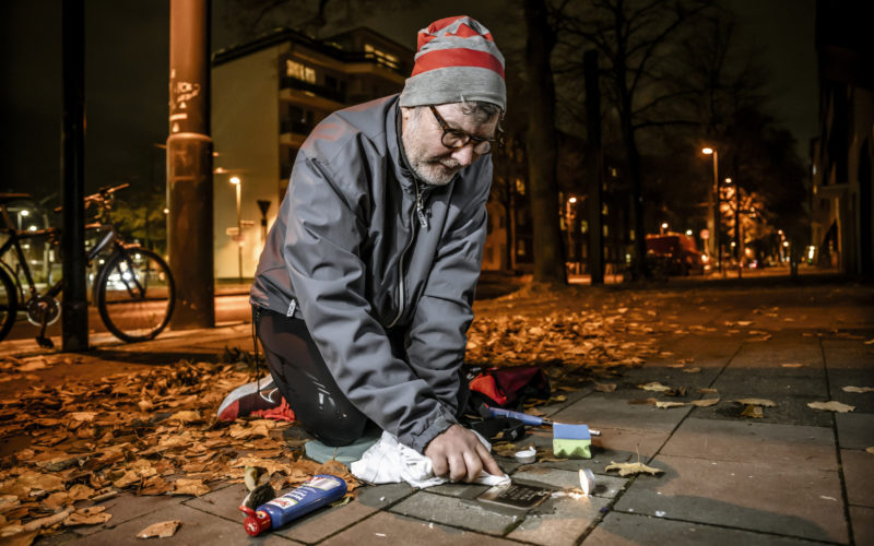 Martin Kreitzberg reinigt Stolpersteine