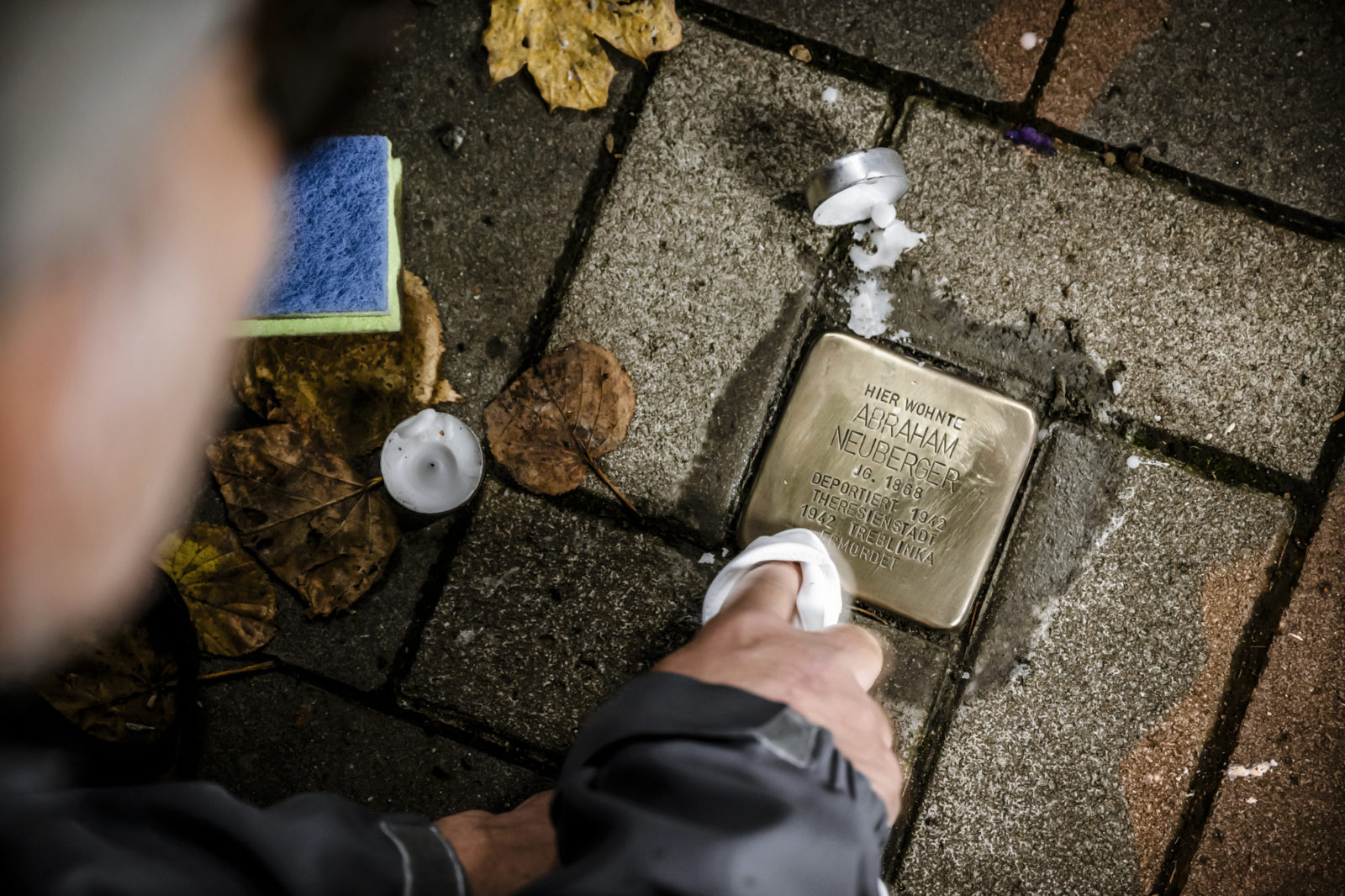 Martin Kreitzberg reinigt Stolpersteine