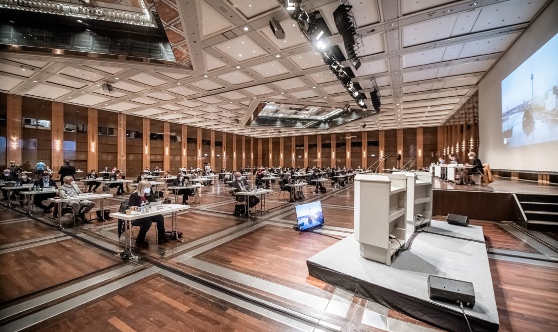 Ein Blick in den Stadtrat, der in den vergangenen Monaten in der Stadthalle des CCD Congress Center an der Messe getagt hat. Foto: Andreas Endermann