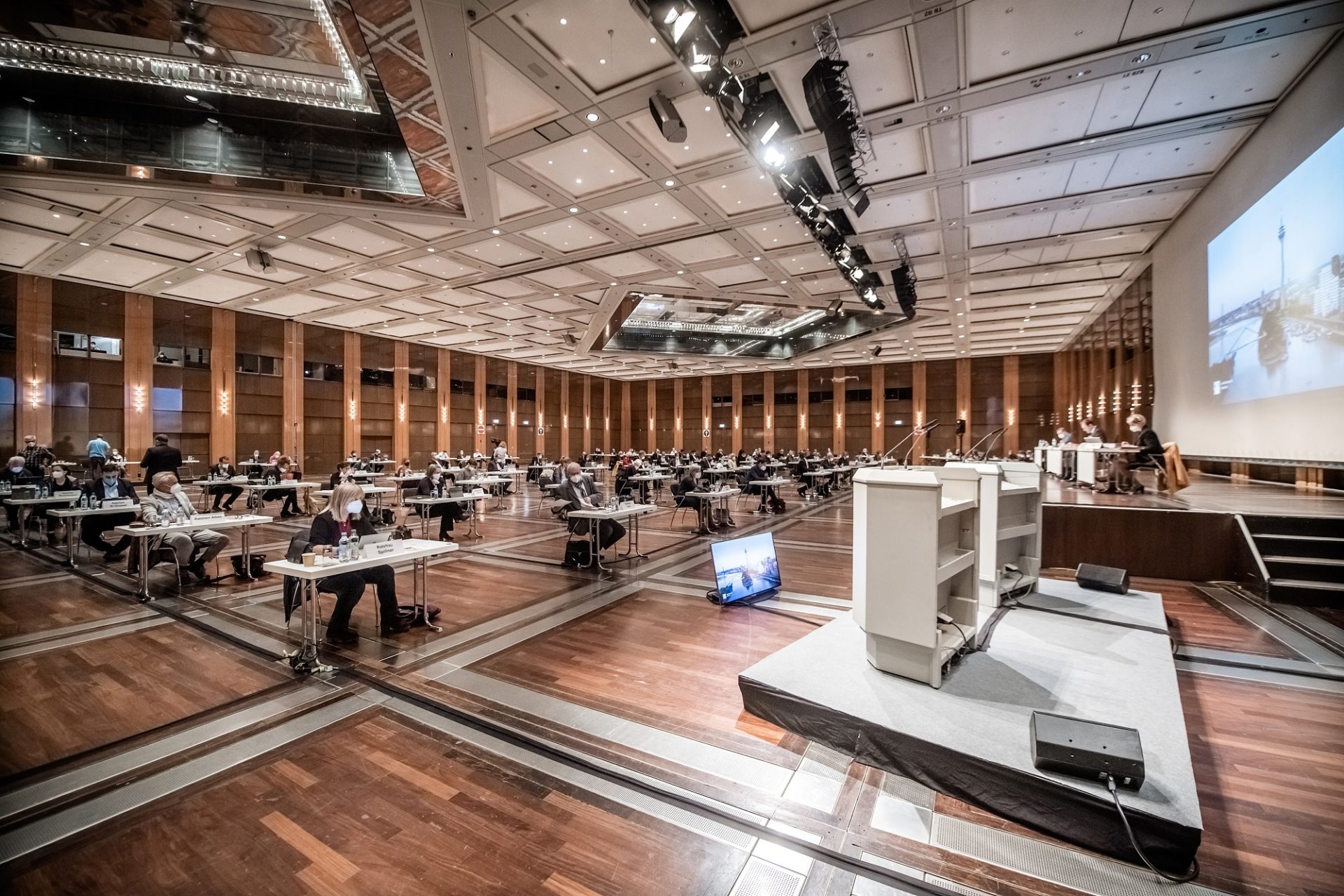 Ein Blick in den Stadtrat, der in den vergangenen Monaten in der Stadthalle des CCD Congress Center an der Messe getagt hat. Foto: Andreas Endermann