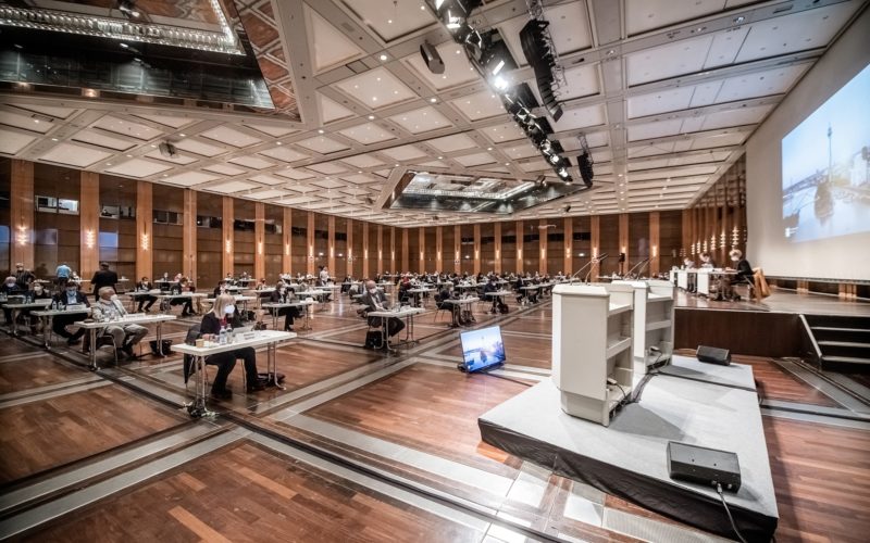 Ein Blick in den Stadtrat, der in den vergangenen Monaten in der Stadthalle des CCD Congress Center an der Messe getagt hat. Foto: Andreas Endermann