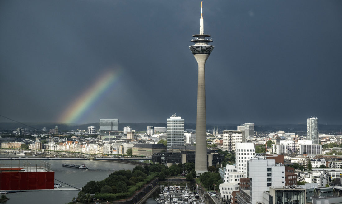 Stadtansicht Düsseldorf mit Regenbogen - Rheinturm, Medienhafen, Stadt