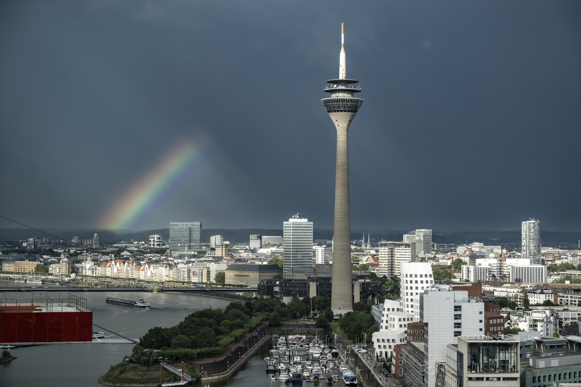 Stadtansicht Düsseldorf mit Regenbogen - Rheinturm, Medienhafen, Stadt