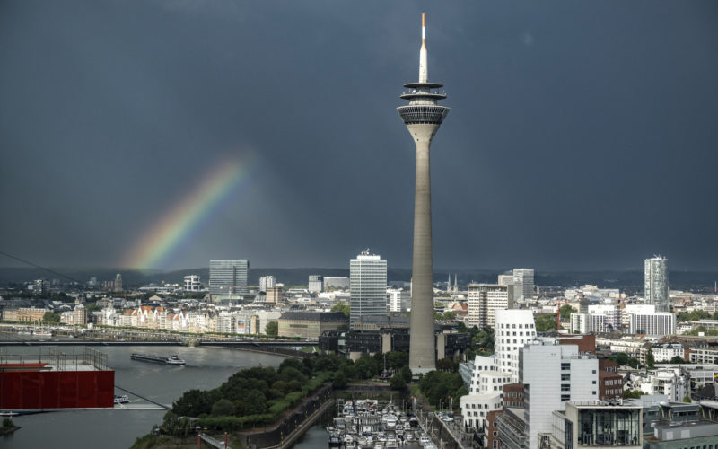 Stadtansicht Düsseldorf mit Regenbogen - Rheinturm, Medienhafen, Stadt