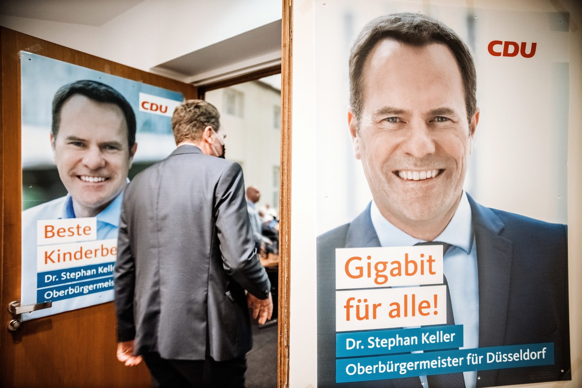 Unser Bild stammt von Andreas Endermann und zeigt Stephan Keller am Wahlabend auf dem Weg in den Saal, in dem die CDU die Entwicklung der Ergebnisse verfolgt hat und an dessen Türen Wahlplakate des OB-Kandidaten hingen.