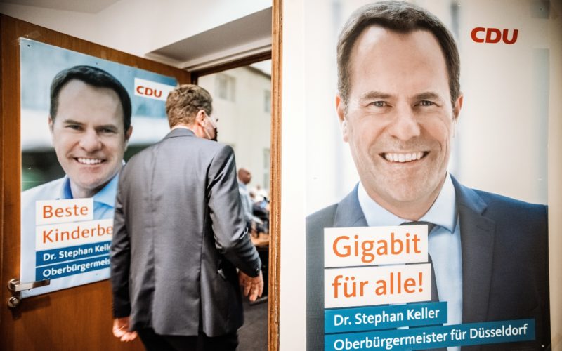Unser Bild stammt von Andreas Endermann und zeigt Stephan Keller am Wahlabend auf dem Weg in den Saal, in dem die CDU die Entwicklung der Ergebnisse verfolgt hat und an dessen Türen Wahlplakate des OB-Kandidaten hingen.