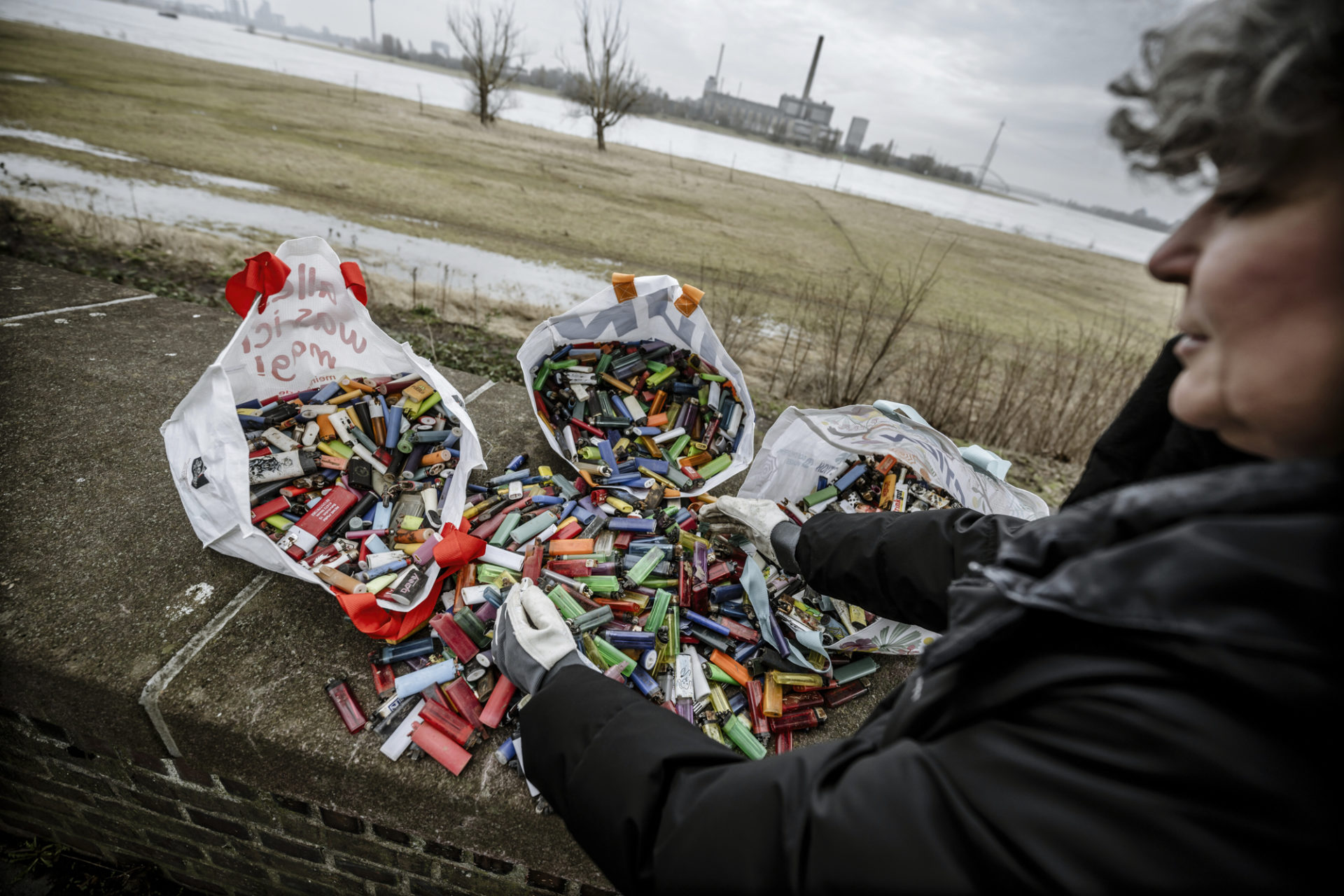 Feuerzeugsammlung vom Rheinufer in Düsseldorf