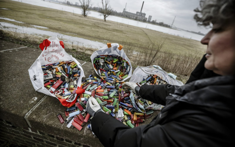 Feuerzeugsammlung vom Rheinufer in Düsseldorf