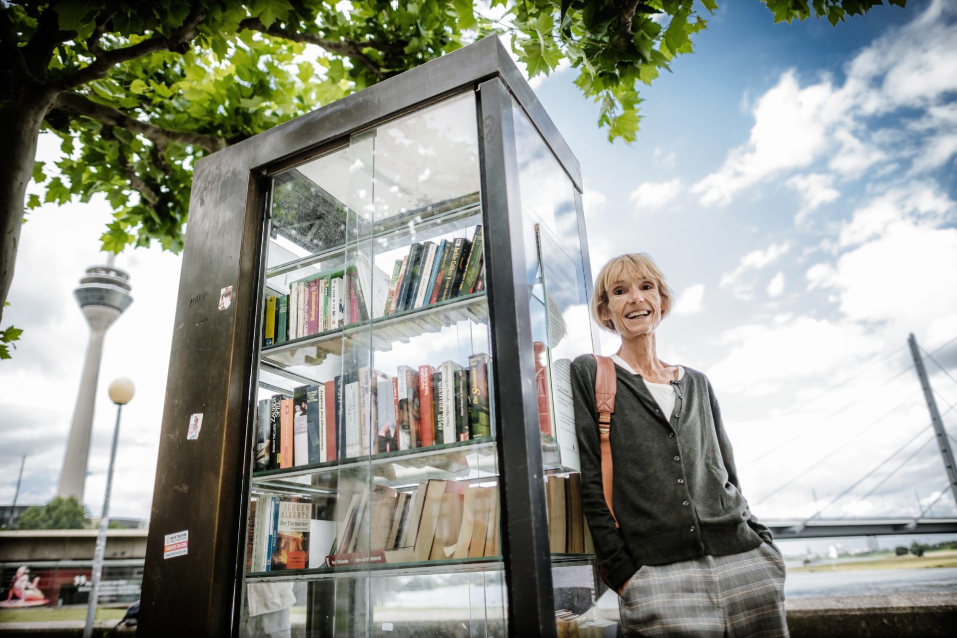 Maren Jungclaus vom Literaturbüro NRW am Bücherschrank neben "Kunst im Tunnel" (KIT). Foto: Andreas Endermann