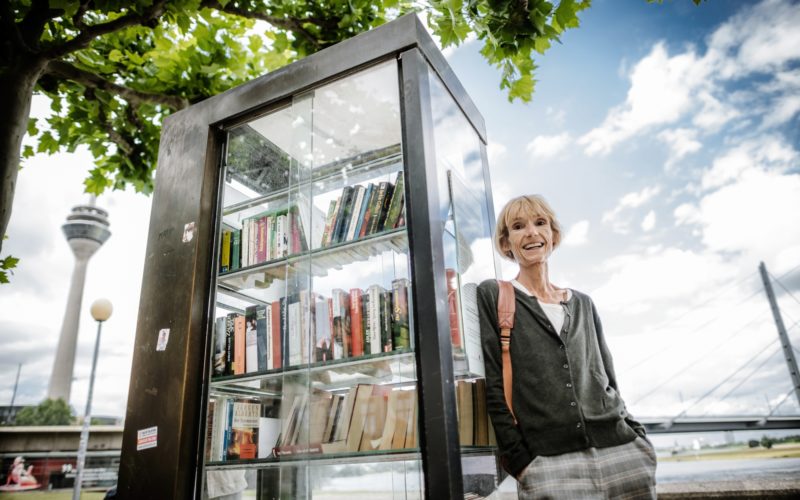 Maren Jungclaus vom Literaturbüro NRW am Bücherschrank neben "Kunst im Tunnel" (KIT). Foto: Andreas Endermann