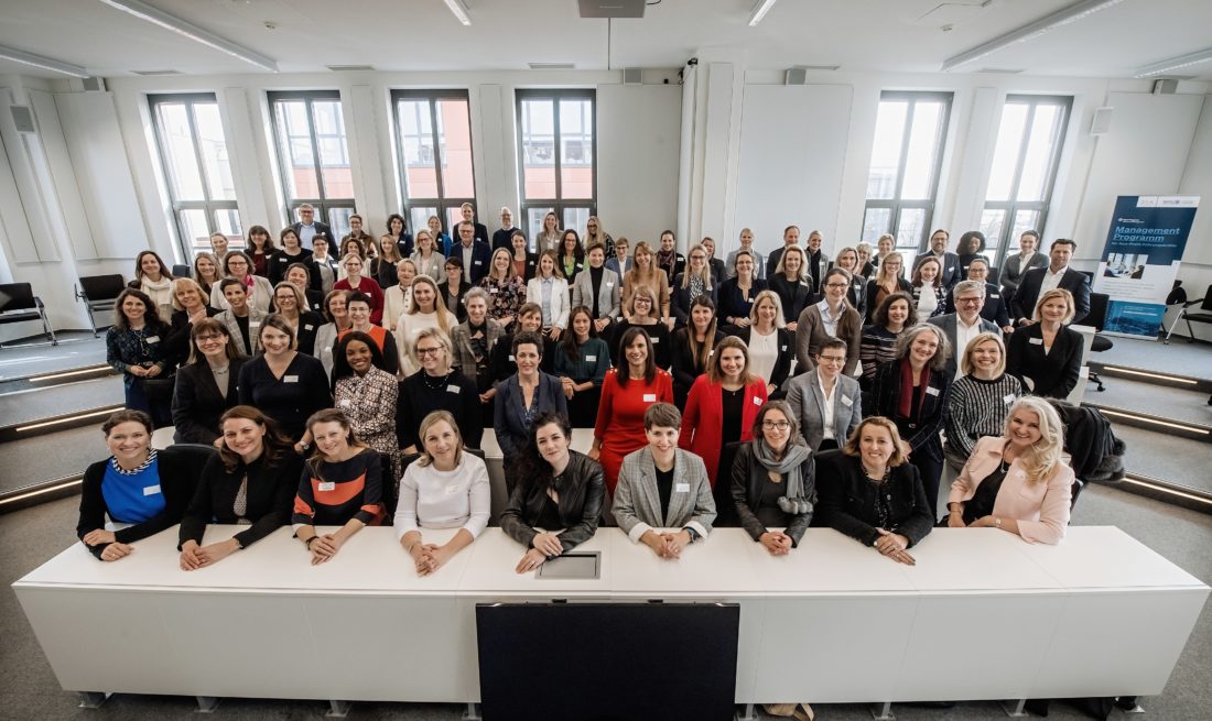 Die Jahresauftakt-Veranstaltung der „Initiative Women into Leadership“ im Februar 2020 in der WHU in Düsseldorf. Unsere Gesprächspartnerin Sabine Hansen ist die Zweite von links in der ersten Reihe. Foto: Iwil/Andreas Endermann