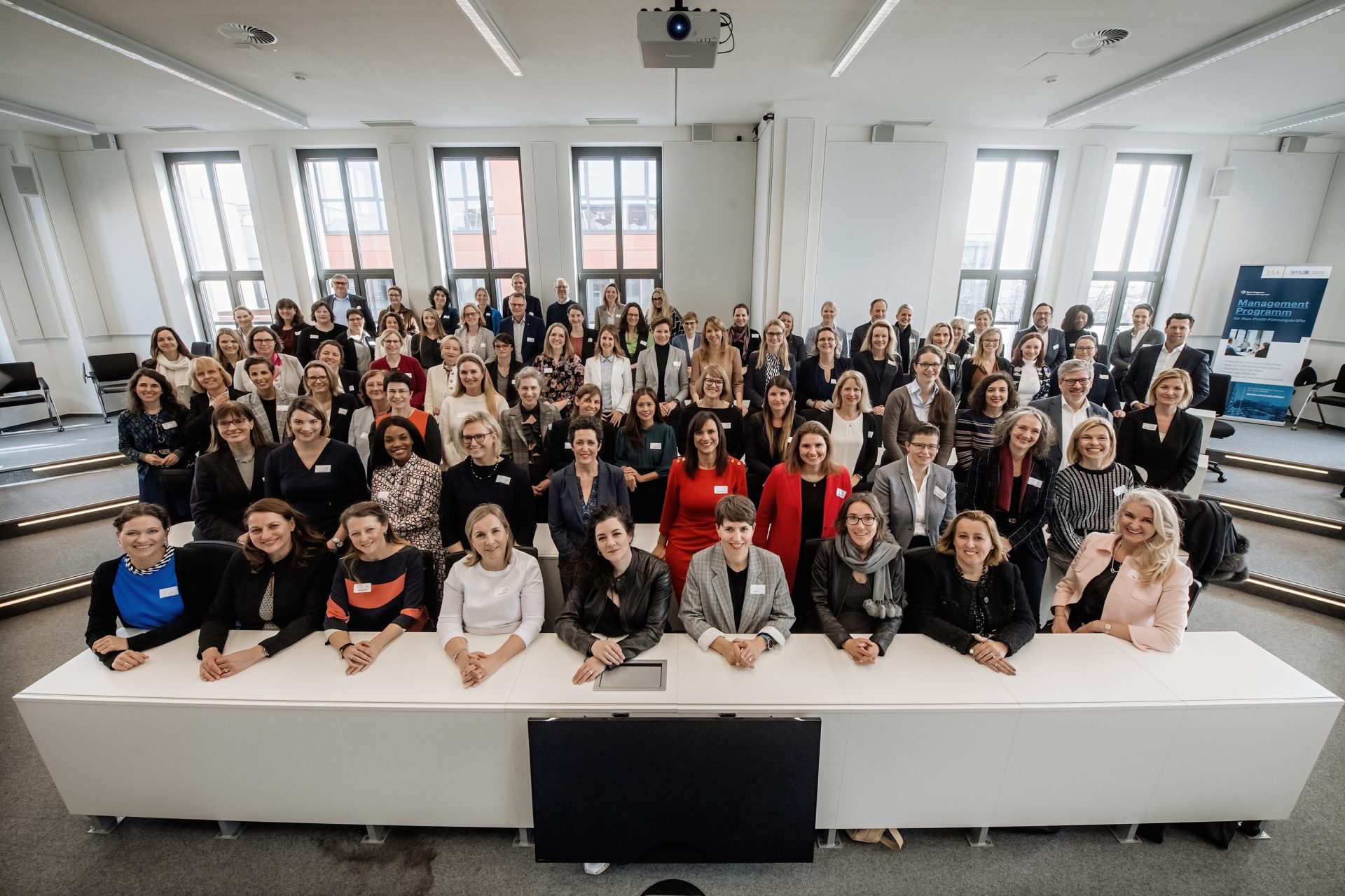 Die Jahresauftakt-Veranstaltung der „Initiative Women into Leadership“ im Februar 2020 in der WHU in Düsseldorf. Unsere Gesprächspartnerin Sabine Hansen ist die Zweite von links in der ersten Reihe. Foto: Iwil/Andreas Endermann