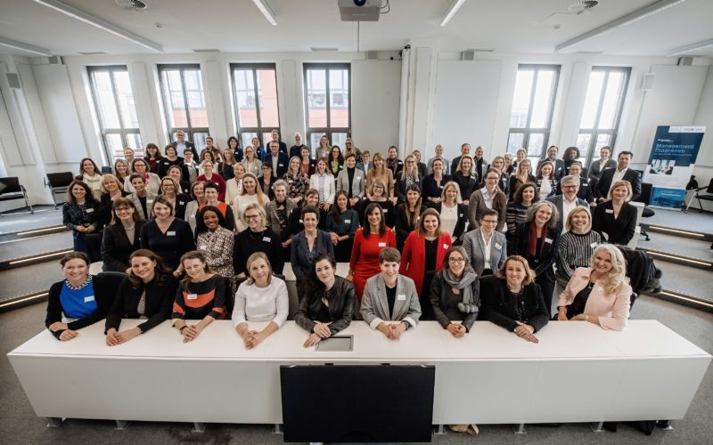 Die Jahresauftakt-Veranstaltung der „Initiative Women into Leadership“ im Februar 2020 in der WHU in Düsseldorf. Unsere Gesprächspartnerin Sabine Hansen ist die Zweite von links in der ersten Reihe. Foto: Iwil/Andreas Endermann