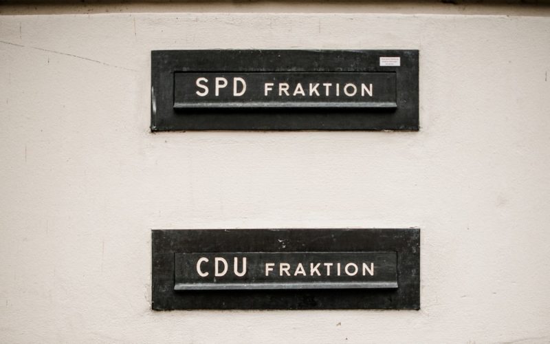 Die Briefkästen der Fraktionen am Rathaus sind sichtlich in die Jahre gekommen. Bei der SPD steht oben rechts die Bitte, keine Reklame einzuwerfen, die FDP firmiert noch mit den drei Punkten aus vergangenen Zeiten. Sollte die SPD die Absicht gehabt haben, ihr Namensschild um den Namen des Partners Volt zu ergänzen, kann sie sich das sparen. Diese Ehe dürfte eine kurze sein - nach den Ferien ist Schluss. Foto: Andreas Endermann